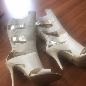 Bebe white gladiator heel